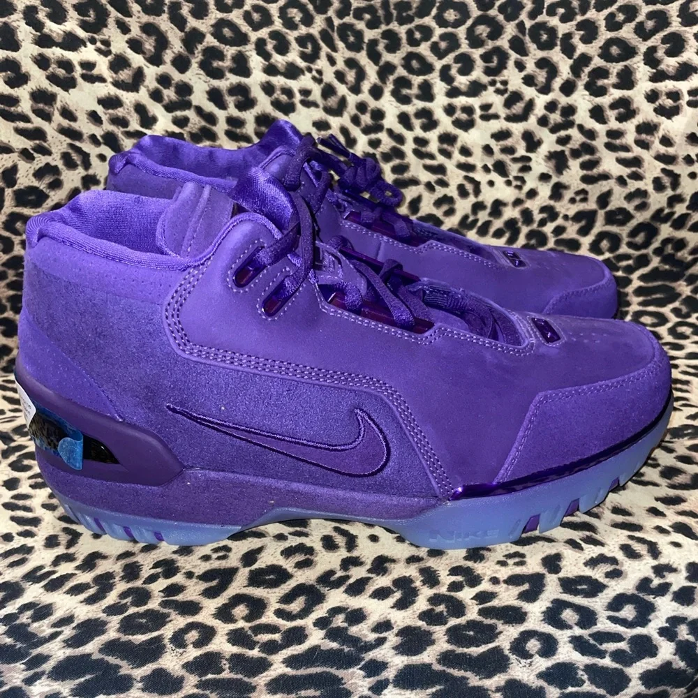 - - Nike  Air  Zoom Generation Lebron  beautiful, purple color size 7, men’s